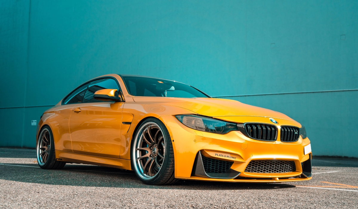Une voiture de sport jaune avec un arrière-plan bleu